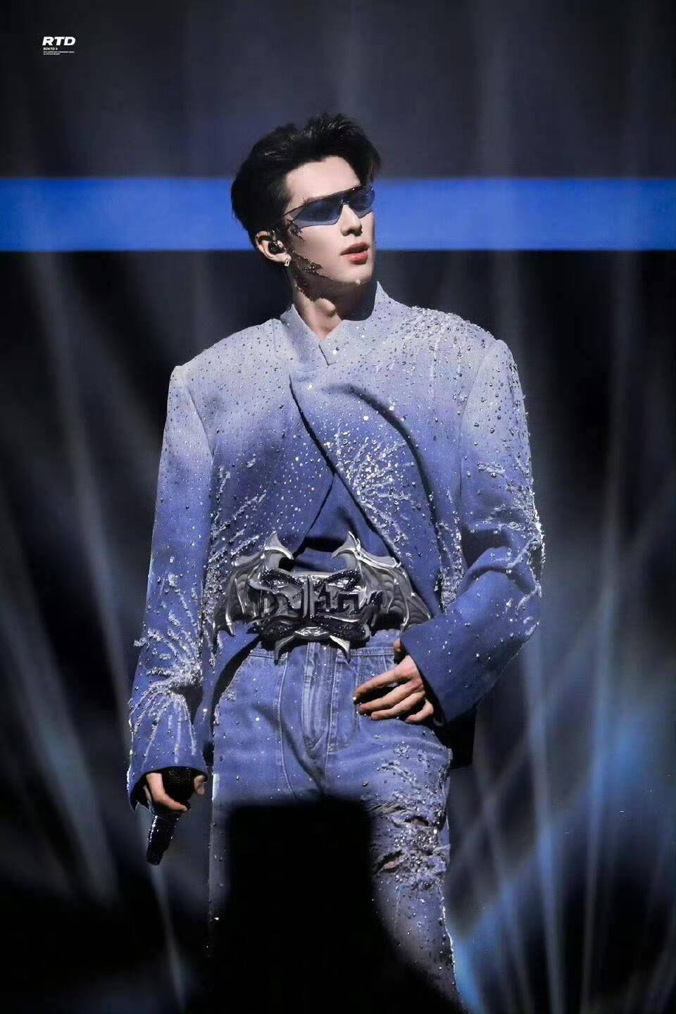 璀璨舞台背后的真相探索：王鹤棣曼谷演唱会上座率满满，热度与争议并存。_搜狐网