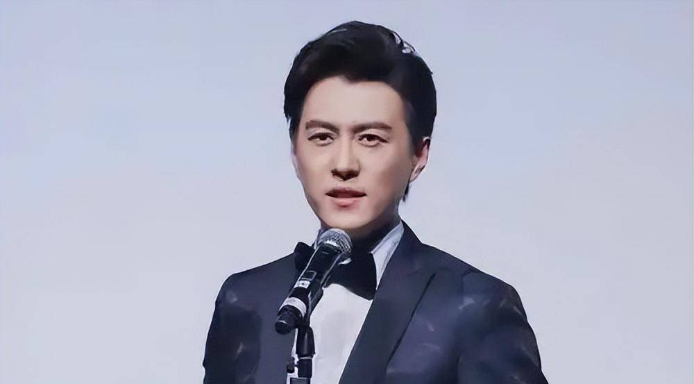 靳东妻儿度假,李佳与儿子挽手并肩而行,俩儿子身高疯长长腿抢镜