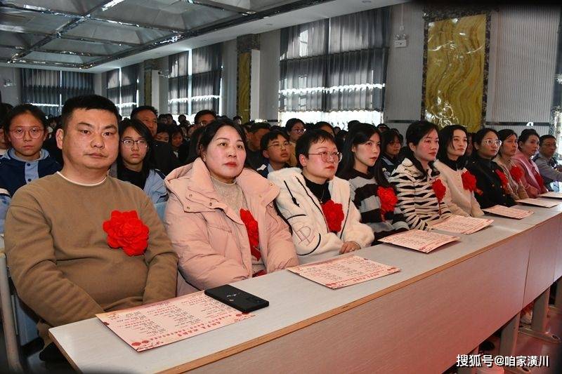 龙跃岁末 蛇启新章——潢川县春申中学举办素质教育教学成果展