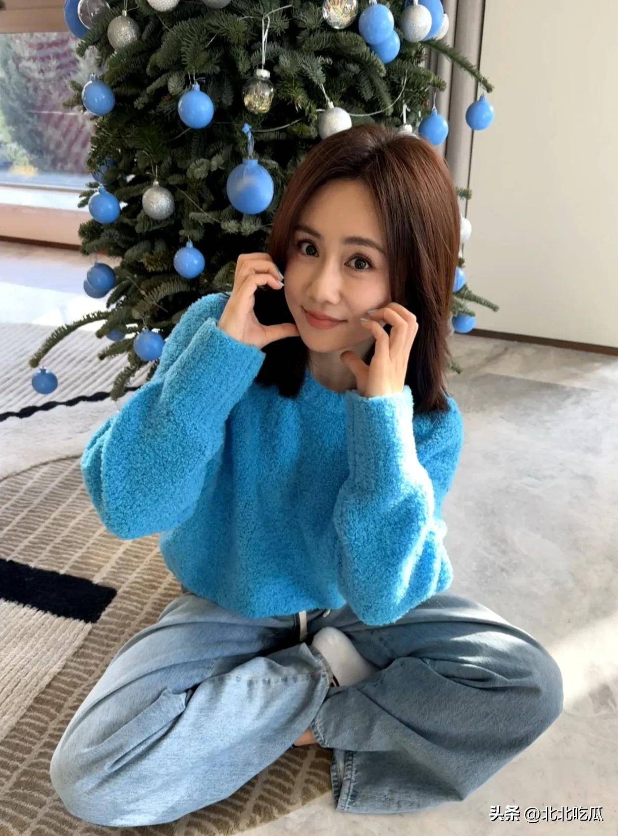 刘芸42岁生日,蓝色毛衣搞怪3连拍,也太可爱了吧!仿若24岁少女