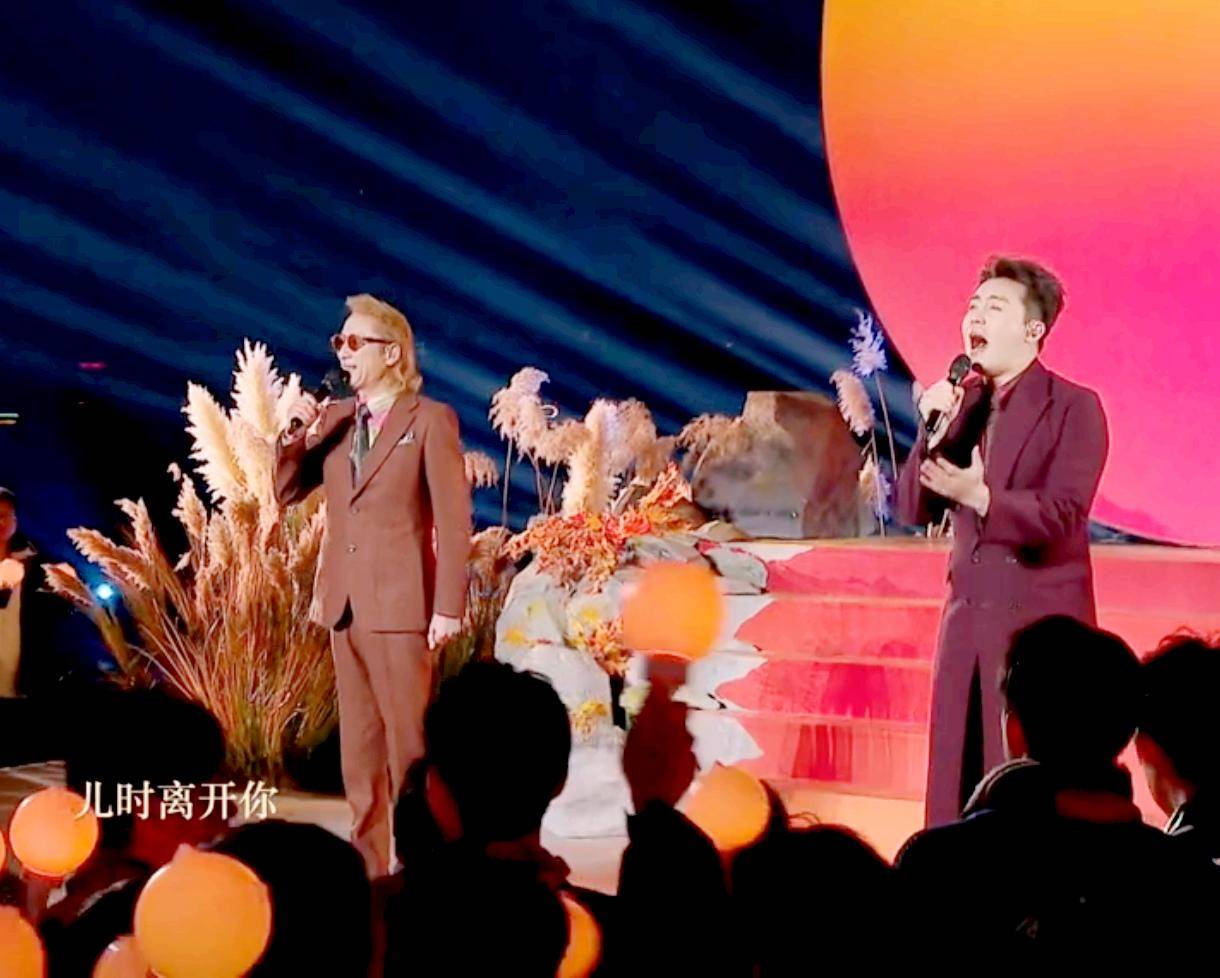 狼戈登上央视跨年晚会演唱《苹果香》!他离异单身,儿子也是歌手_妻子_生活_张英席