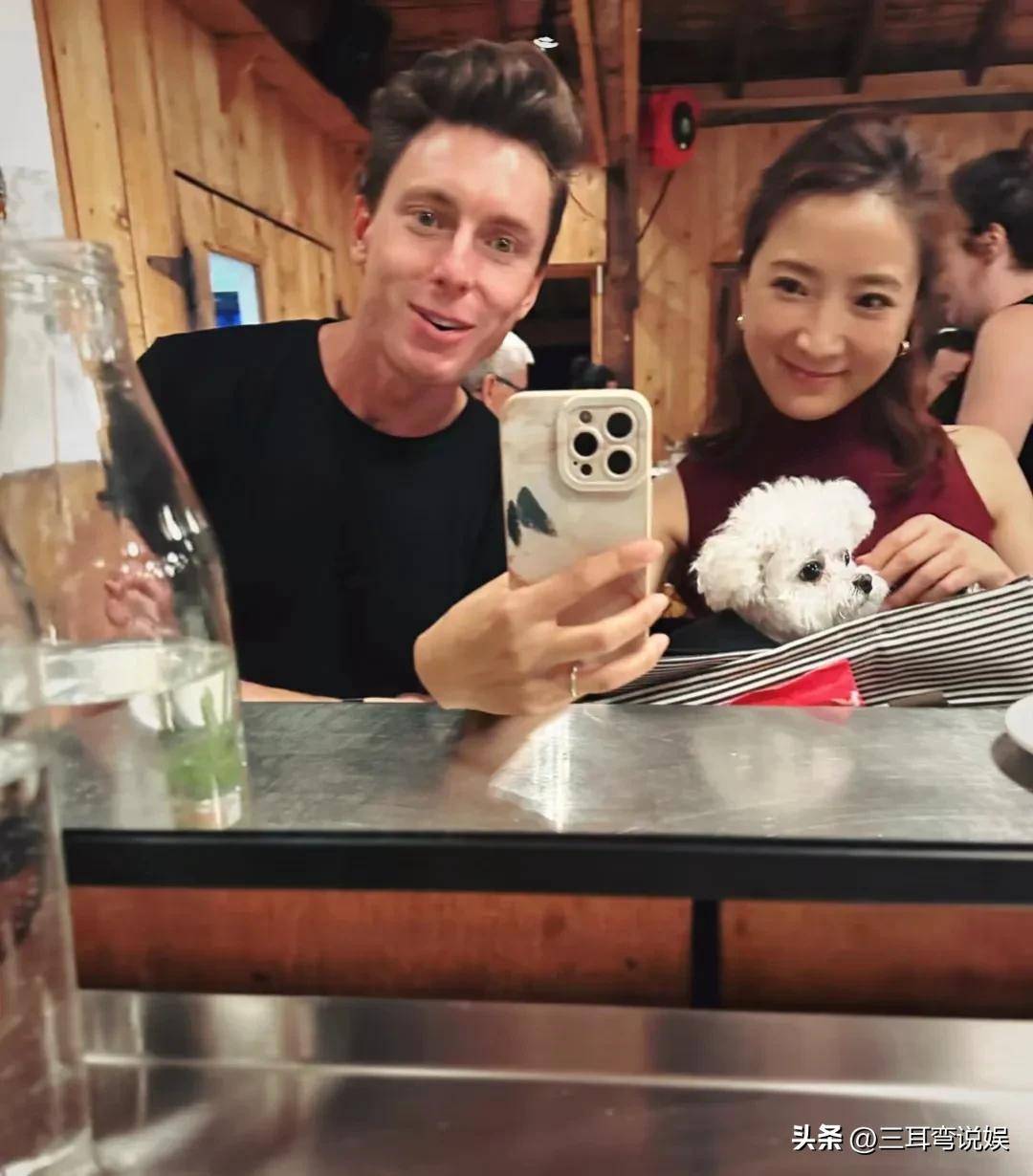 陈赫前妻许婧晒全家福,与外籍男友家人相处融洽,家底非常殷实