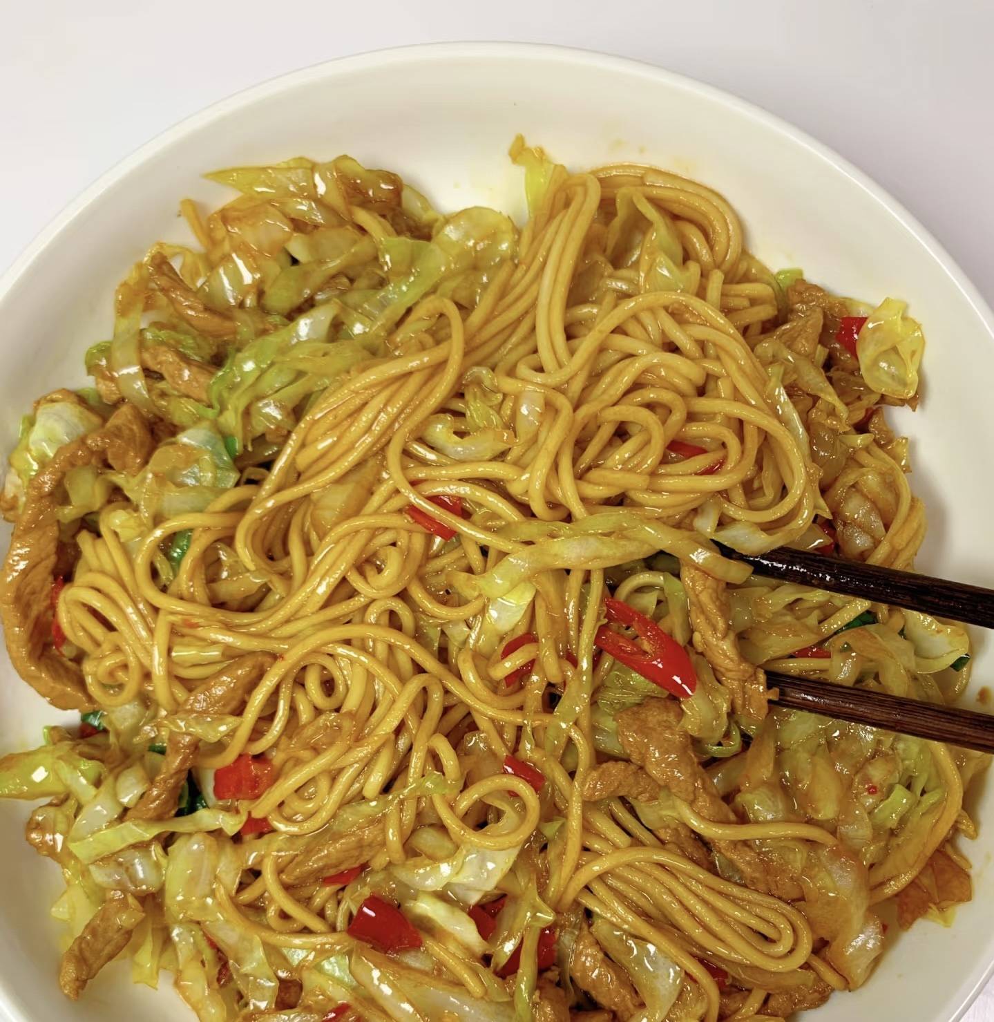 简单又美味,家常包菜肉丝炒面的幸福秘诀