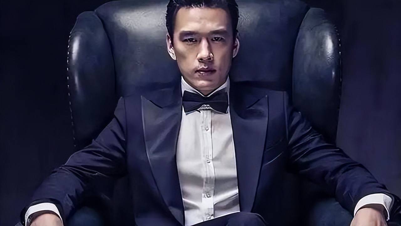 有王耀庆在的电视剧,他一出场就是一身西装革履,脚上穿着锃光瓦亮的牛