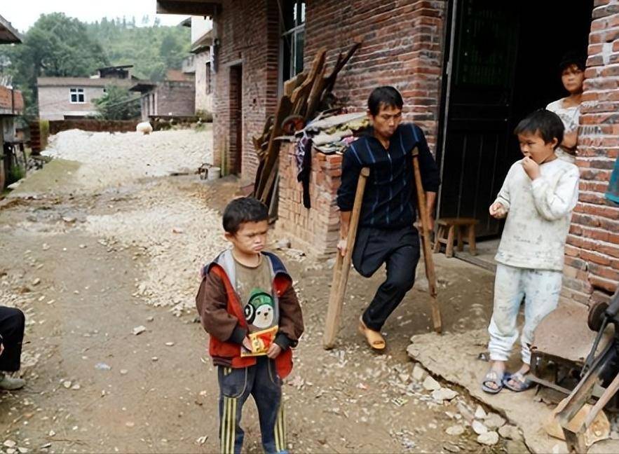 9年前，那个酷似马云的江西7岁小男孩范小勤，现在怎么样了？刘长江范家发孩子 