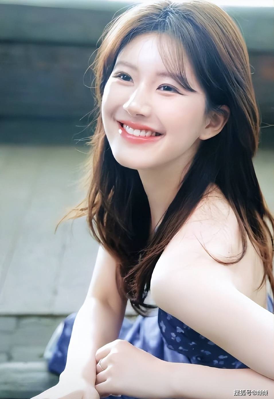 赵露思清纯动人,抿嘴微笑很清新脱俗,露齿笑更是活力少女