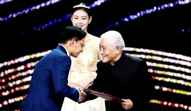 金牌配角牛犇:儿子也是演员,妻子去世前为何一直穿补丁衣服_张学景_王惠玲_生活