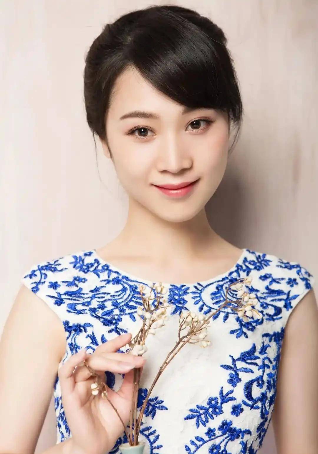 当今越剧八位美貌花旦,,单仰萍李旭丹,,这位上榜了吗?