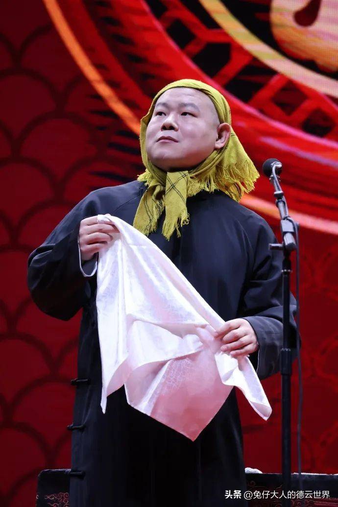 德云社岳云鹏郑州跨年,演出现场座无虚席,岳云鹏带观众大合唱