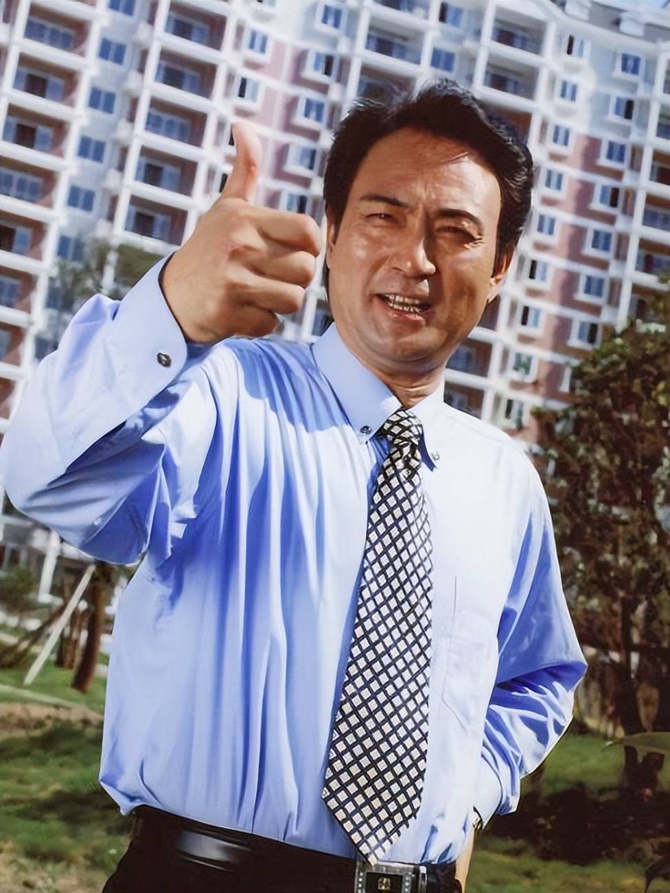 初中毕业后,翟乃社成了一名汽车修理工,整天和螺丝钉,扳