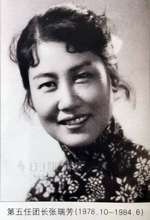 于是张瑞芳就鼓励剧团里的年轻人们,通过演话剧和拍电视剧,来提高自己