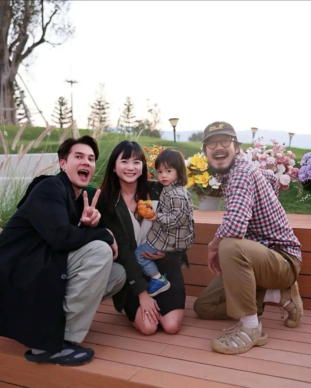 泰星weir一家和yui一家去了mik有机蔬菜园mik还消息卖自产蔬菜