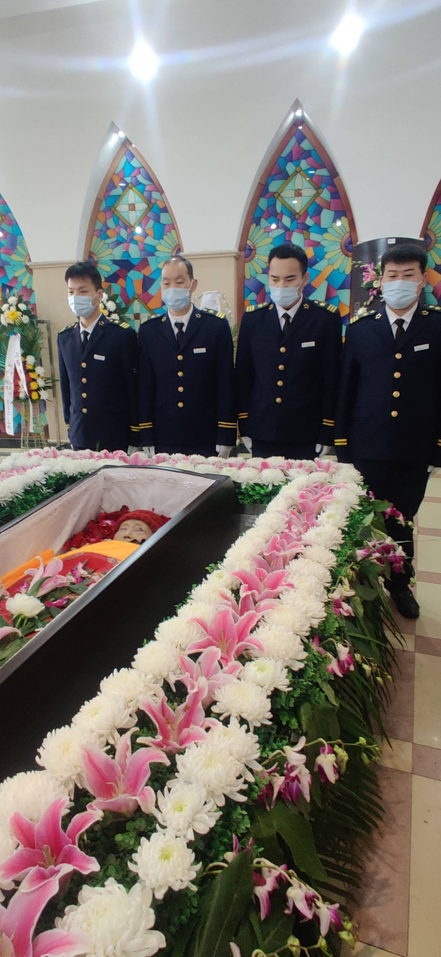 母亲的生命之光:今天,我们在上海益善殡仪馆青松厅举行追悼会,悼念