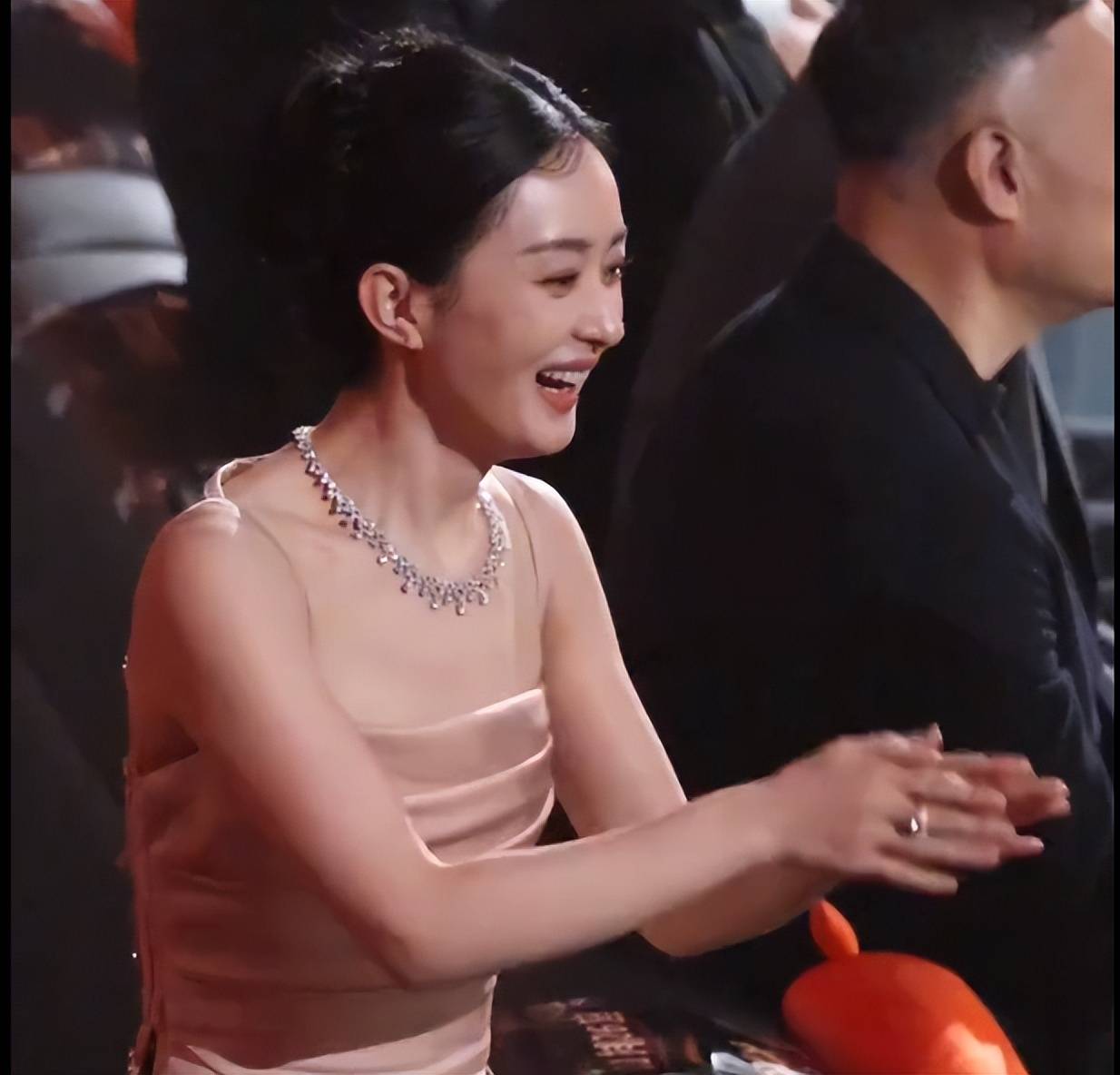 赵丽颖体重不足90斤,身材曲线却瘦而不柴,穿吊带礼服裙绝美养眼