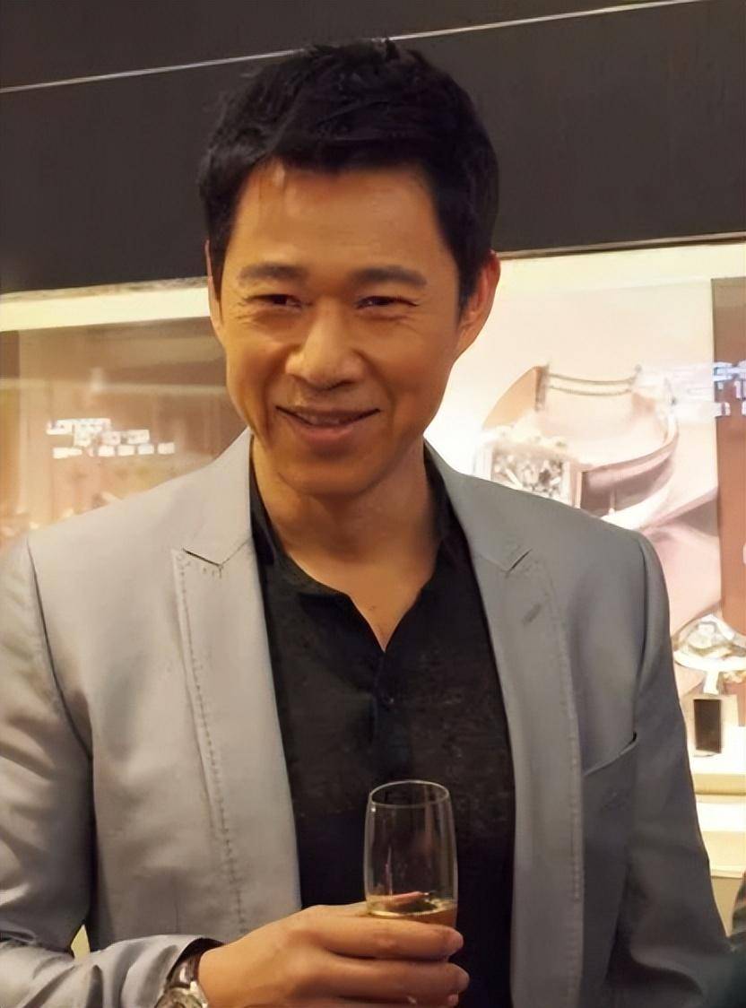 张丰毅:二婚娶小12岁霍凡,结婚28年没有孩子,他过得幸福吗?