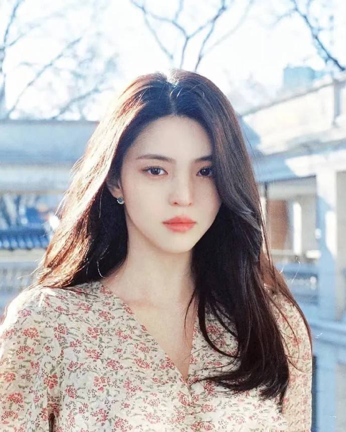 韩国知名女星,金发造型惊艳亮相,搭配露肩礼服,成为热门话题 插图4 韩国知名女星,金发造型惊艳亮相,搭配露肩礼服,成为热门话题 插图4