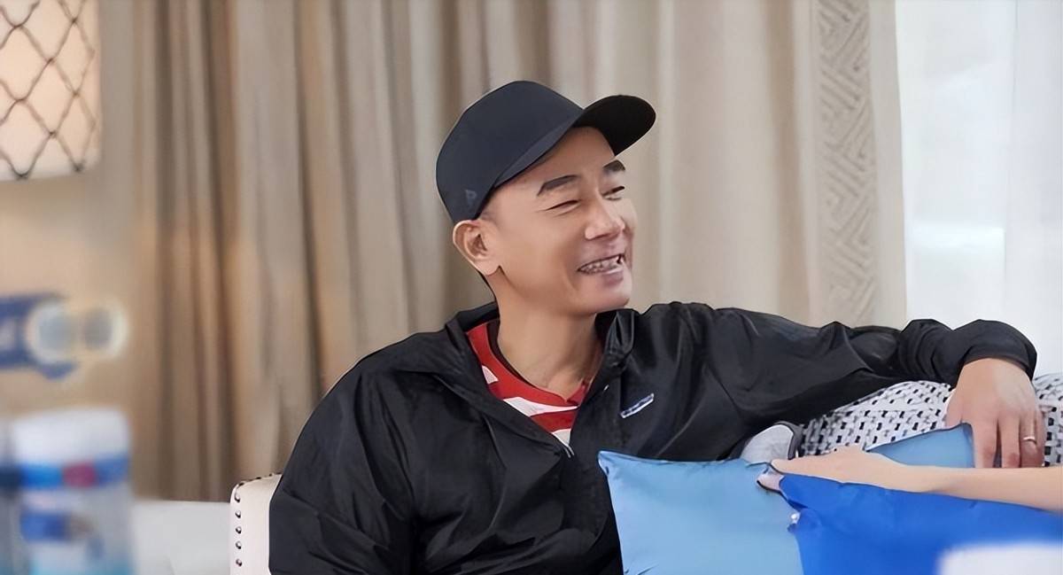 陈小春近照曝光!在长沙面馆吃面配大蒜惊呆粉丝,被男孩喊哥哥