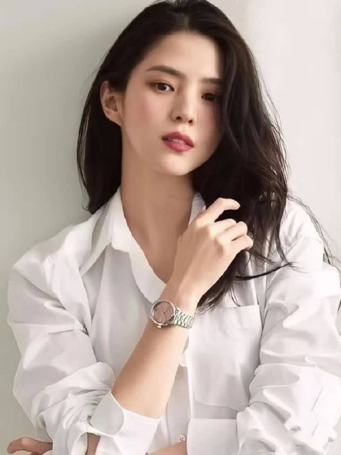 韩国知名女星,金发造型惊艳亮相,搭配露肩礼服,成为热门话题 插图7 韩国知名女星,金发造型惊艳亮相,搭配露肩礼服,成为热门话题 插图7