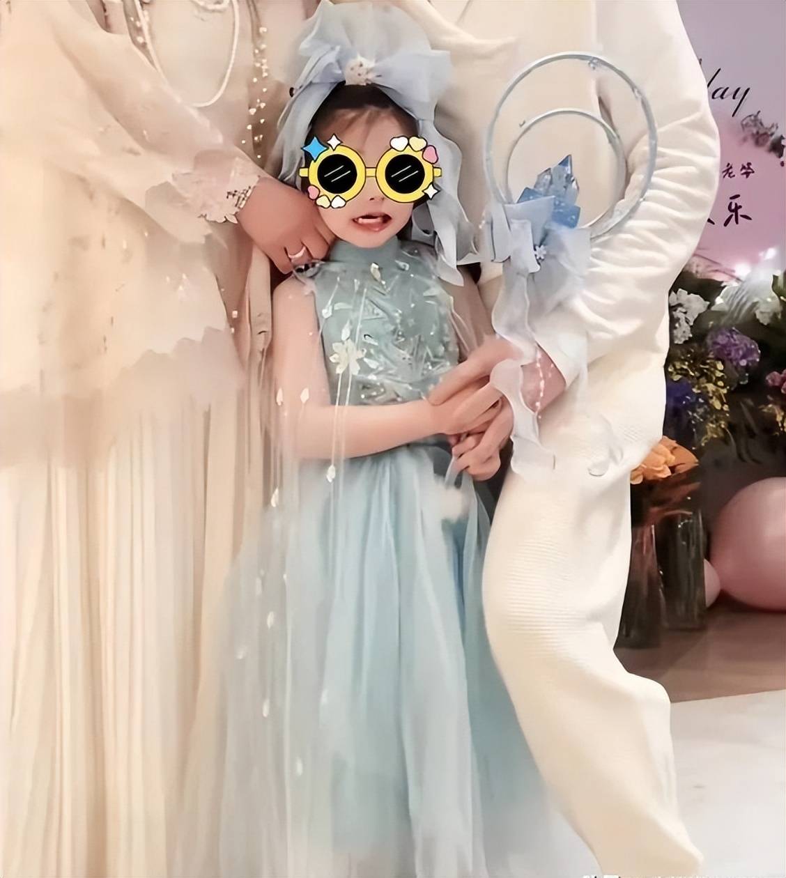 原创75岁向华强被孙女亲脸好开心小奶黄独舞送奶奶三代同堂颜值高