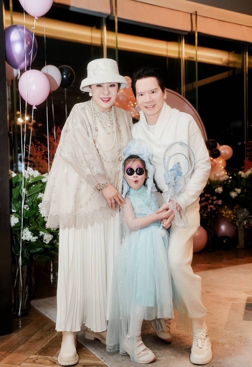 原创75岁向华强被孙女亲脸好开心小奶黄独舞送奶奶三代同堂颜值高