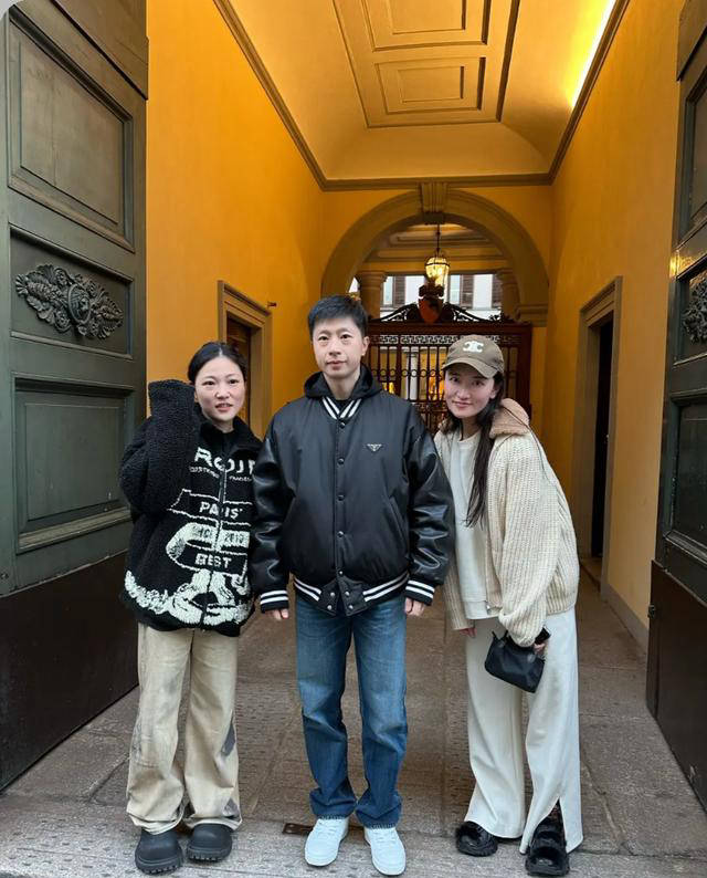 马龙携夏露现身米兰时装周,美美逛吃引发粉丝狂欢