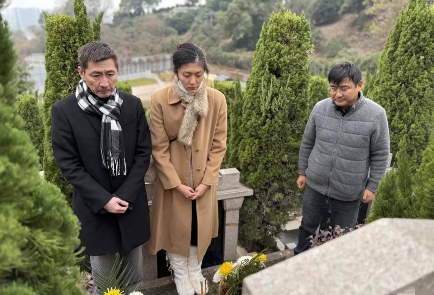张子健祭带女儿拜前妻!李婷墓地曝光,女儿长的很像妈妈