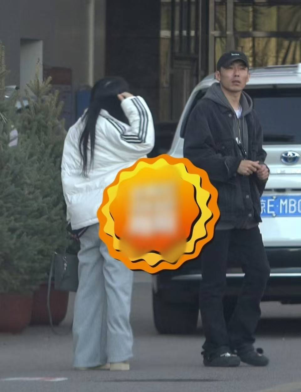 柳岩与男友现身医院后援会否认怀孕男方正面照曝光身材高大