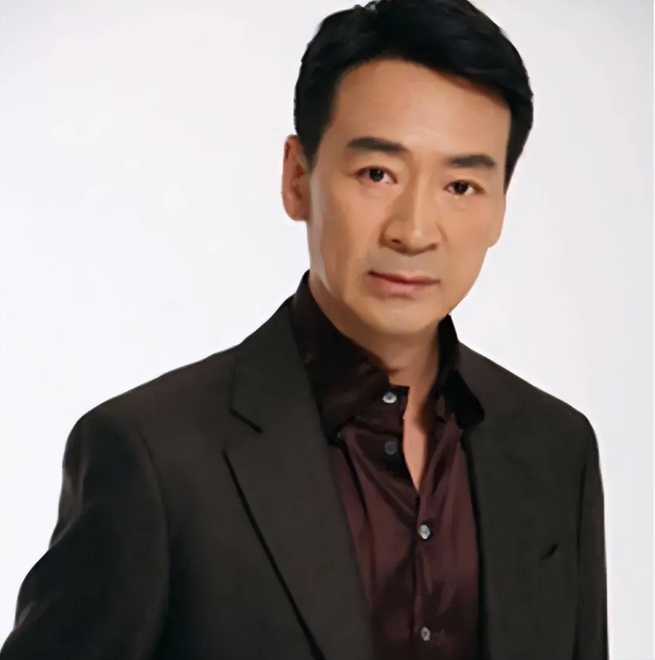 69岁寇振海现状:白发老态,儿子上高中,妻子风韵犹存