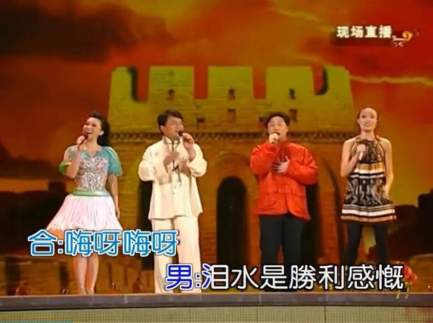 陈奕迅：13年后再登春晚，与奥运冠军合唱〈孤勇者〉 春晚彩排：陈奕迅现身，与张雨霏等合唱〈孤勇者〉，距上次登春晚已久