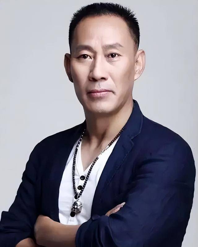 吴京安:与妻子14岁就认识了,婚后不想要女儿,现在咋样了?