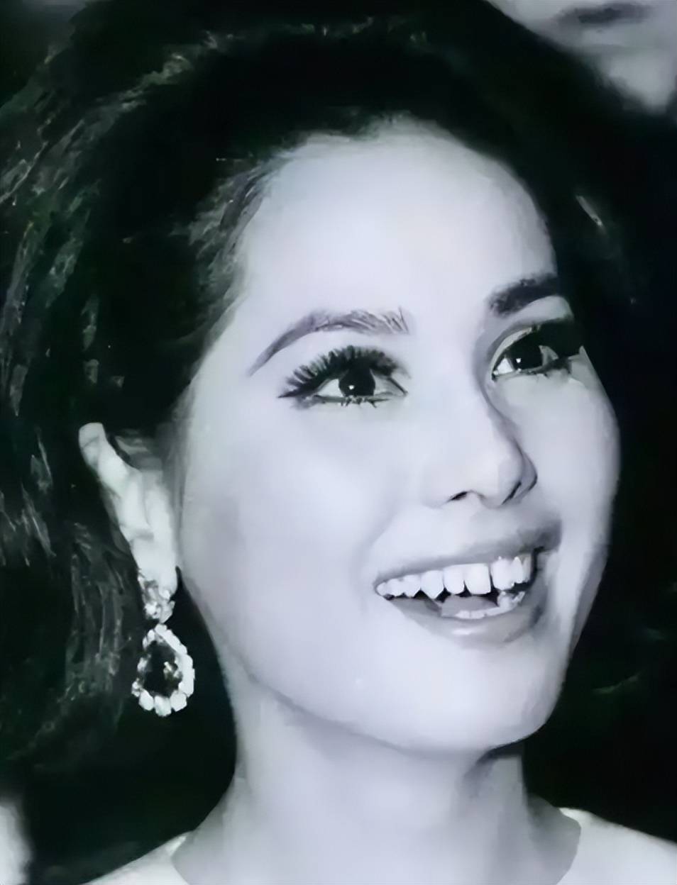 15岁当妓女,22岁成总统夫人,53岁全裸写真,她活成最率真女王!