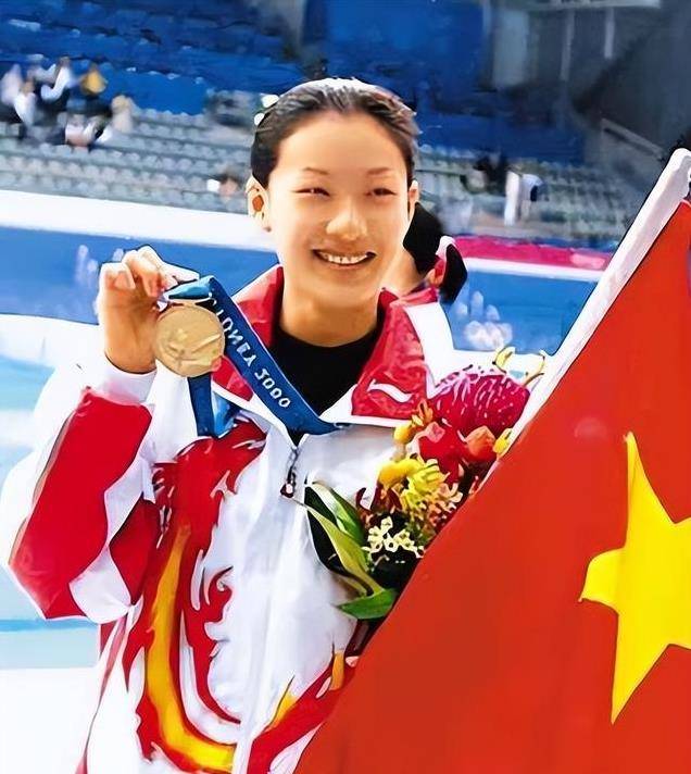 伏明霞:丈夫已是七旬老人,儿子才满20,嫁给百亿富翁,她后悔了吗