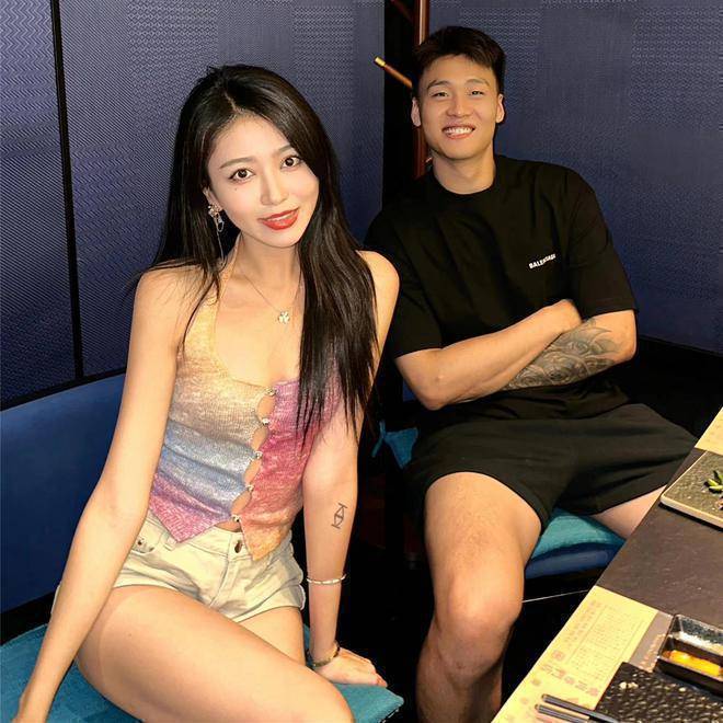 亲密同行，赵睿恋情曝光？女方长发，身材高挑，颜值姣好