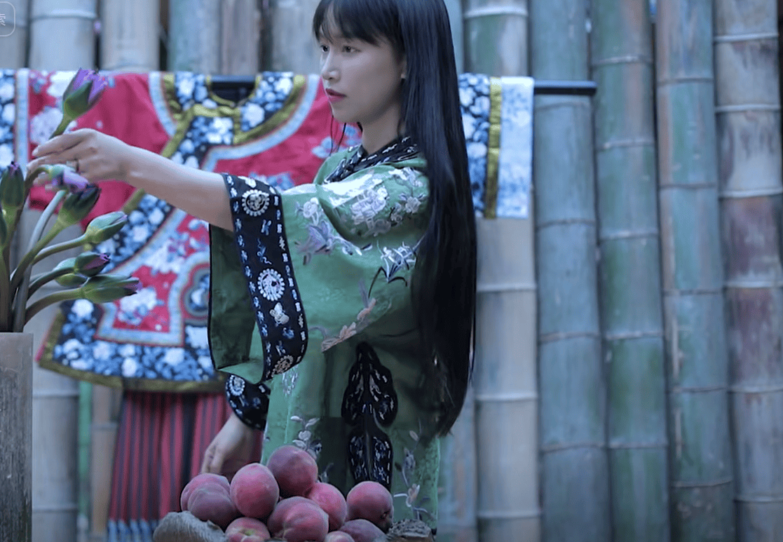 原创李子柒首次亮相央视春晚讲述服饰的非遗故事她逆袭归来