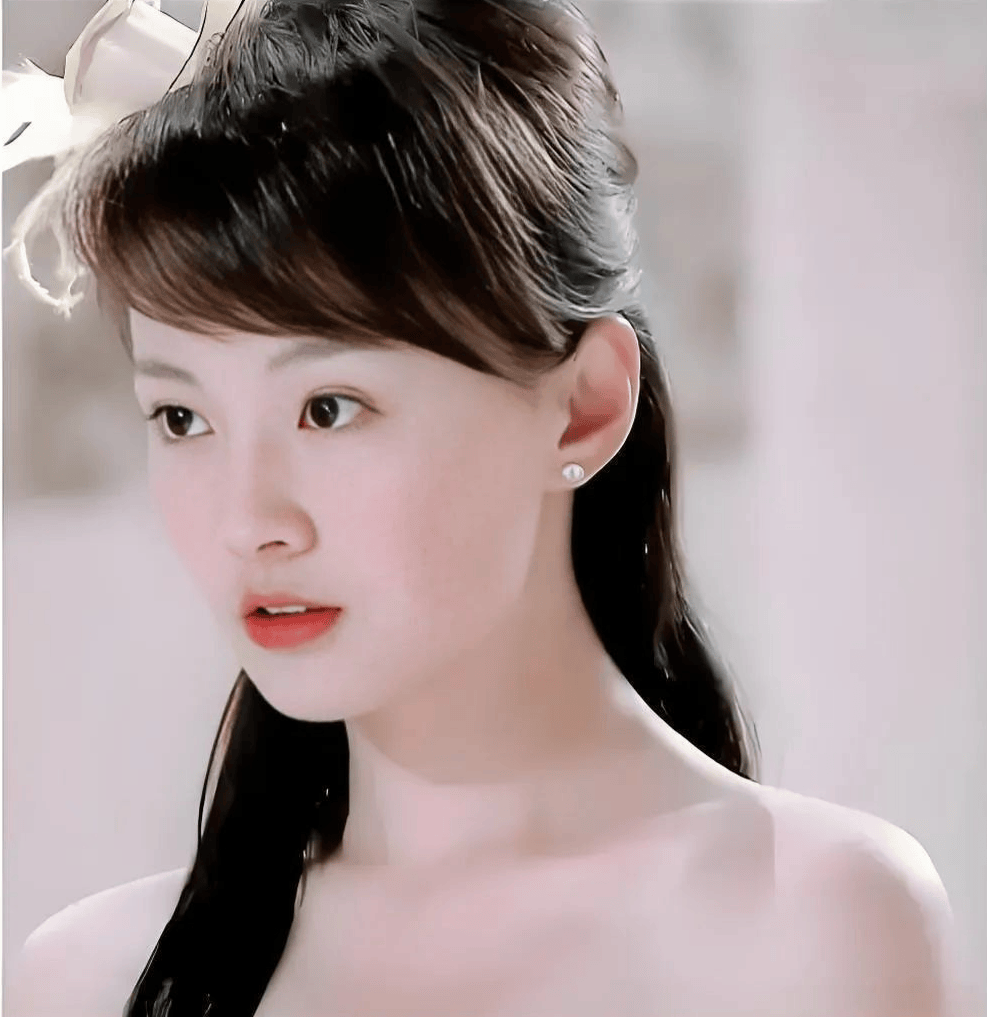 郑爽晒照为女儿庆生娃娃眉眼像妈妈一转眼儿子女儿都已五岁终于像个