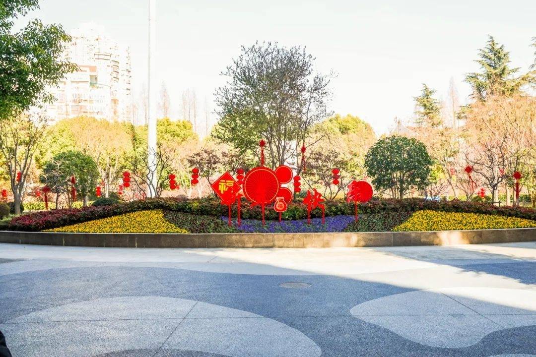 普陀区公园：蛇年新春的喜庆乐园