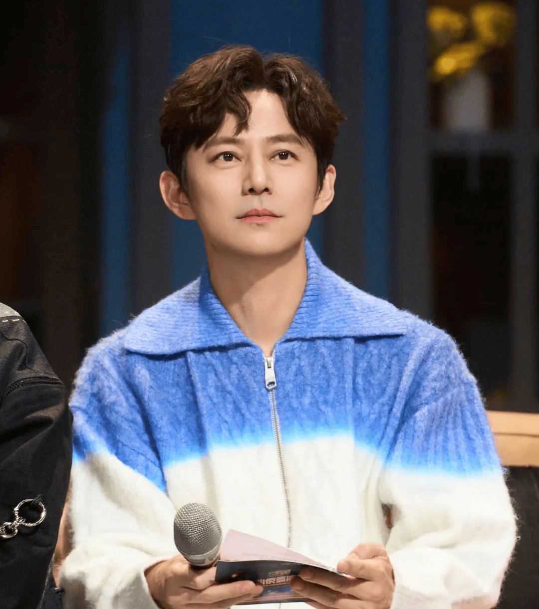 捧红了无数新人的何炅,50岁依然无妻无子,当了一辈子老好人,他现在