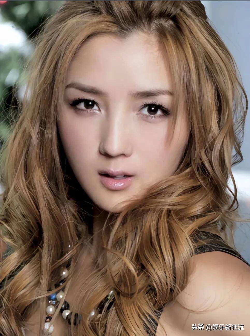 38岁何洁穿出少女感,曾自爆不会当艺人,网友:终于减肥成功了