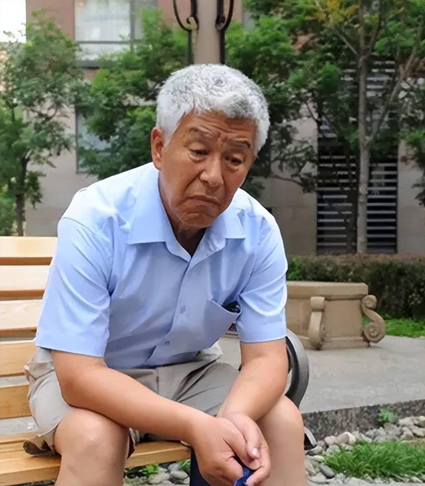 演员张洪杰,3个儿女轮流领他的退休金,如今无奈和老伴住养老院