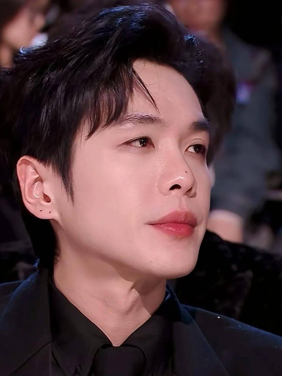 张若昀早期是锋芒毕露痞帅的气质,现在是沉稳内敛贵公子的气质