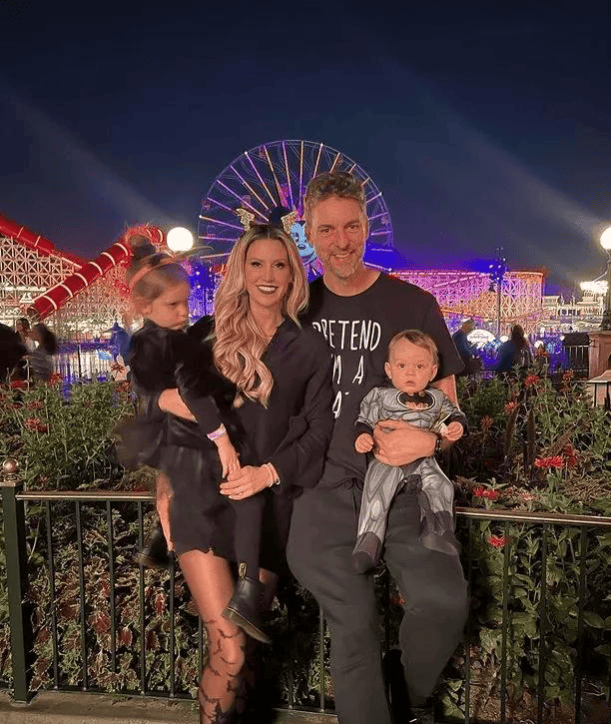 从赛场到生活:45岁加索尔退役后,与娇妻育儿,和瓦妮莎续写情谊