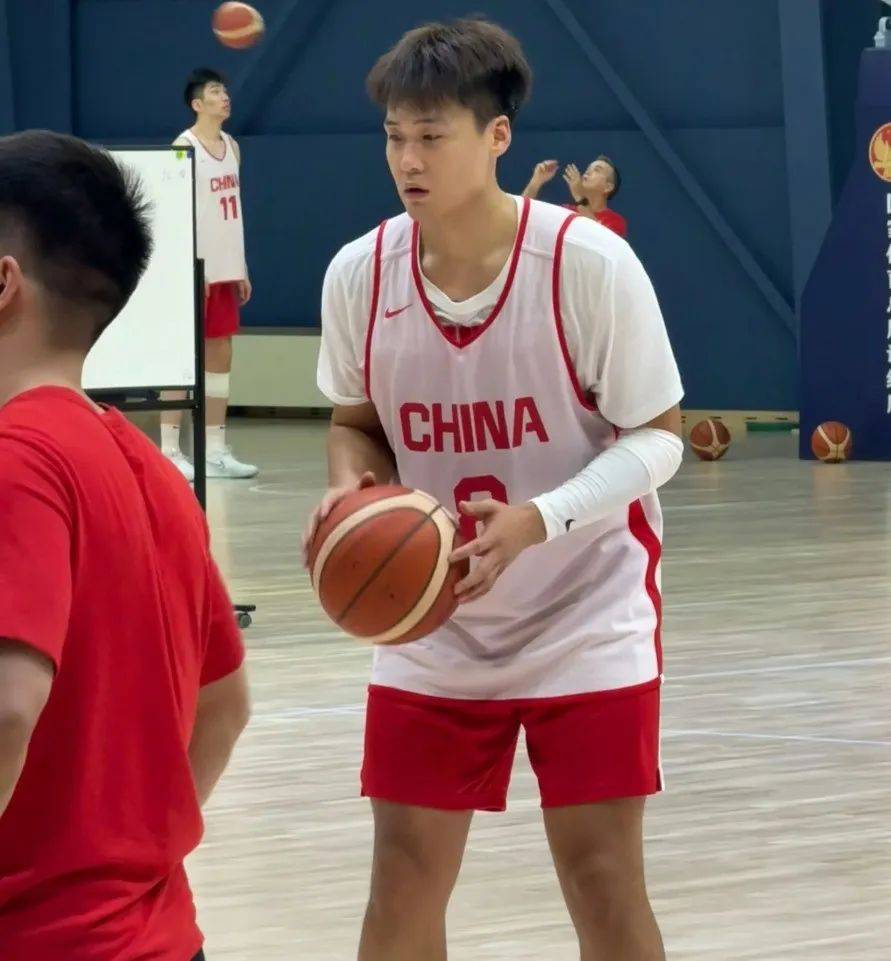 中国男篮的双重惊喜：日本队受挫，强援将临，中国男篮好运连连：日本队损兵折将，新援助力郭士强