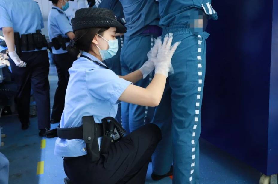 入监教育入监教育是新服刑人员的必修课,内容涵盖监狱规章制度学习,让