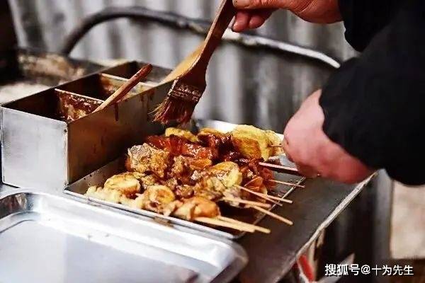 乳山炸甩摊背后的家庭故事：温暖与坚韧