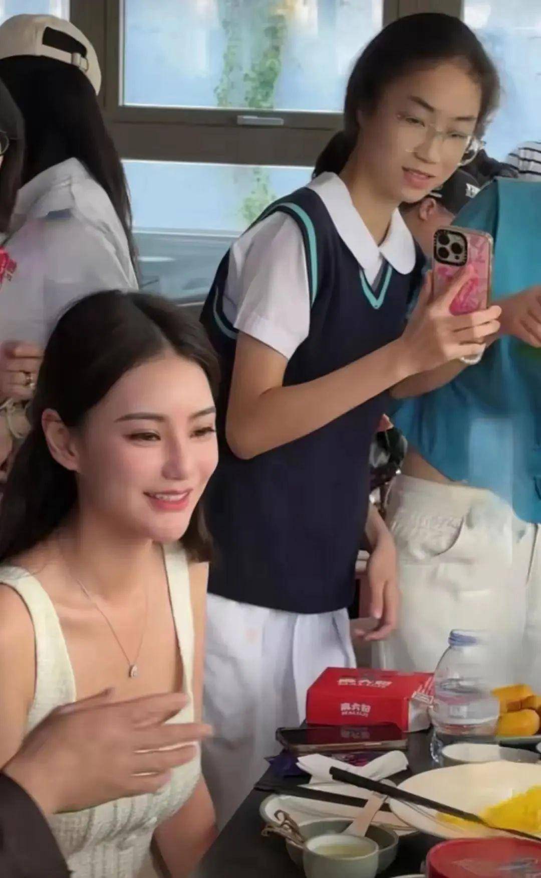 汪小菲与S家：面对悲痛的不同抉择 马筱梅直播：汪小菲新生活的温暖注脚