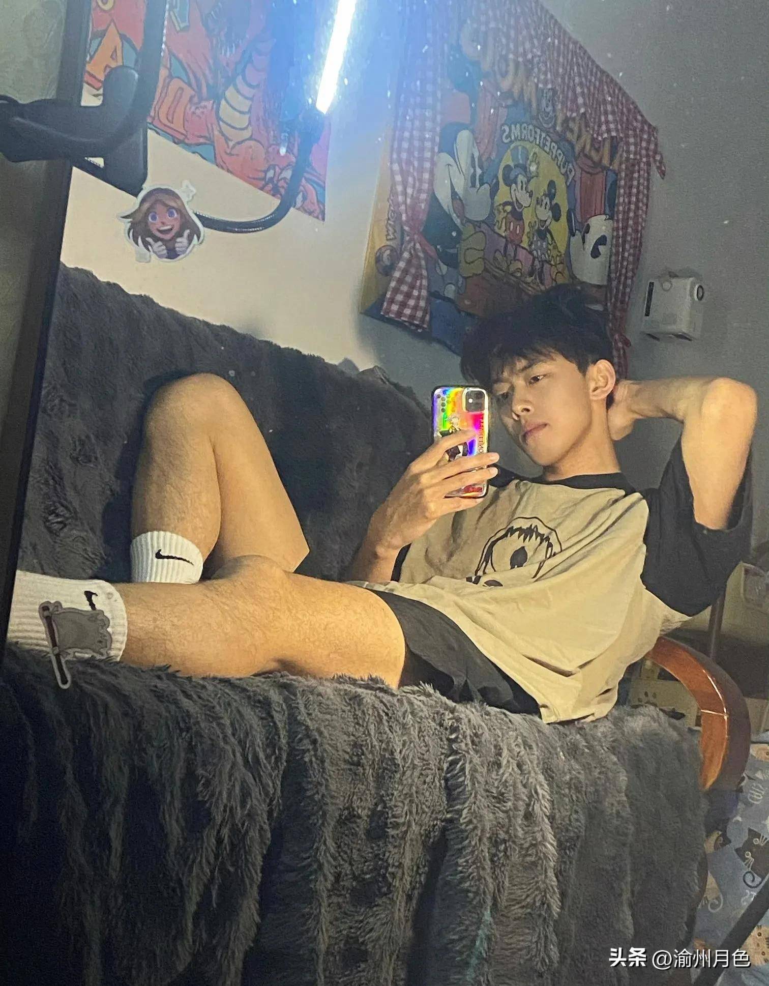 原创00后的白袜体育生碎片生活照像不像现实中的你