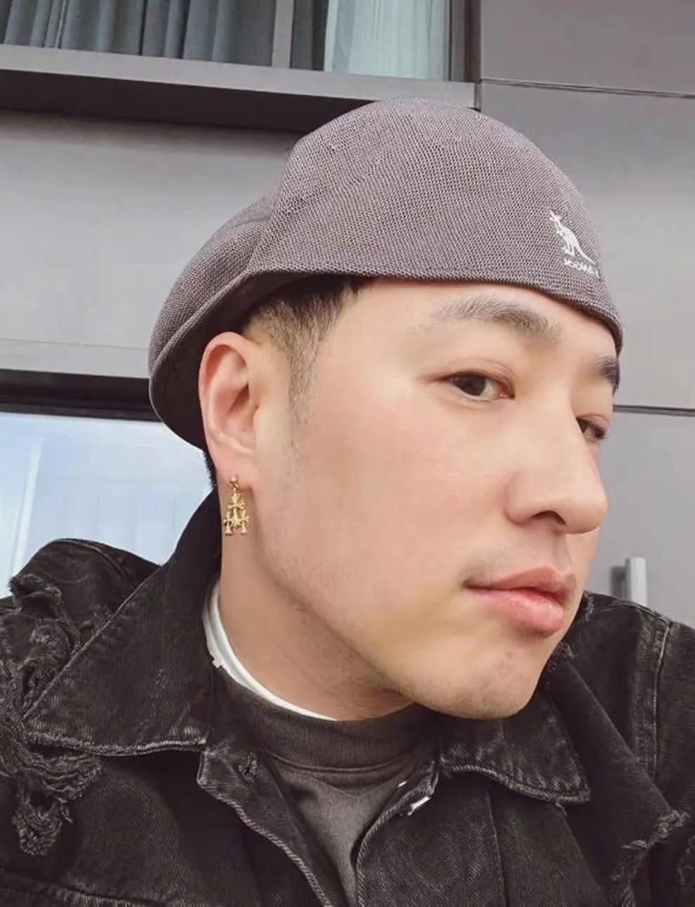 潘玮柏一家过十五,10多个菜非常丰盛,4岁女儿露面自然卷好洋气