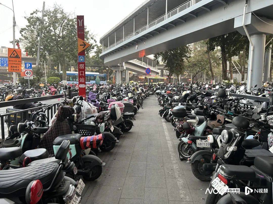 广州沙河地铁站停满电动车