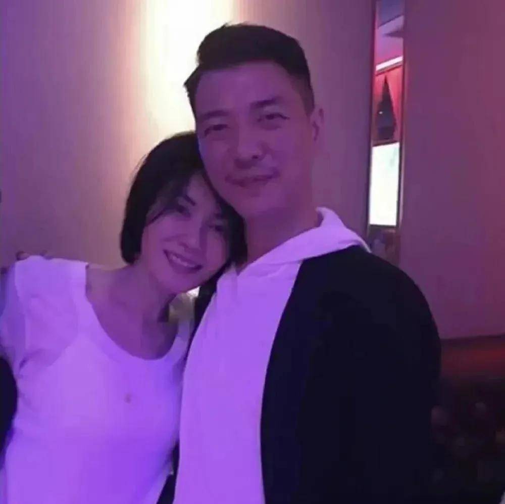 55岁王菲与男友人喝酒聚会,穿纱衣依偎肩头微醺脸红,侧颜美的像20岁!