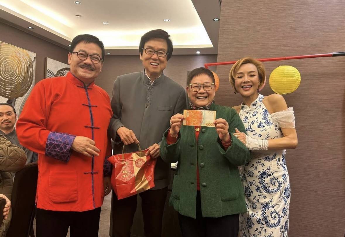 跟年轻的妻子站在一起,说是父子俩都有人信!他跟老朋友黄百鸣在宴